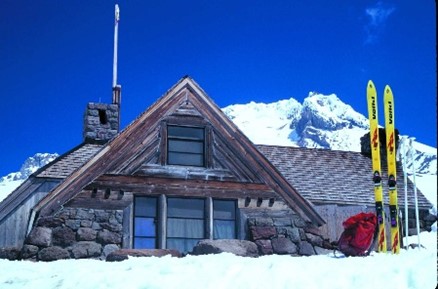 Photo of Silcox hut in the snow